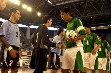 Bolivian players (green shirt) before the match vs Uruguay in the Odesur Games (Photo courtesy: www.buenosaires2006.gov.ar)