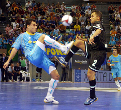 Fabiano vs Marquinho, dangerous games...  (Photo courtesy: LNFS)