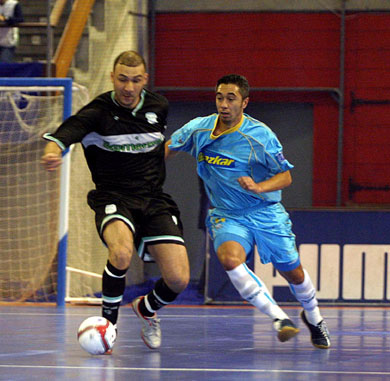 Brazilian duel: Schumacher vs Paulinho (Photo courtesy: LNFS)