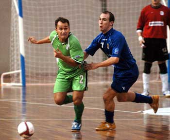 Marquinho escapes from Arbona (Photo courtesy: Enrique Serrano - LNFS)