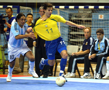 How to stop Simi? Marcelo Gimenez found this way... (Photo courtesy: Lin Chia-Shin)