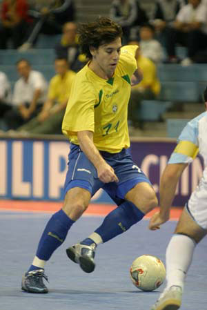 Neto fighting against Leandro Planas (Photo courtesy: Leadtek Sports)