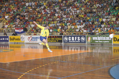 Wilde at work... this was an unforgettable season for the MRA Gvtarra's pivot (Photo CBFS)