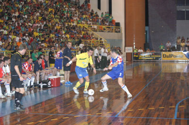 Be careful when trying to stop Falc�o, he can hide the ball... (Photo CBFS)