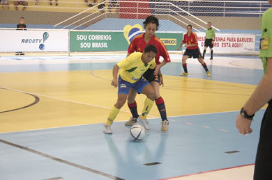 Hard matches between Brazil and Spain... (Photo courtesy: Beto Costa - CBFS)