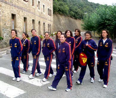 Spanish relax... (Photo courtesy: Eva Manguan Official Web Site)