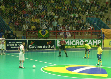 Dulvat thinking about what to do. The Star Deco Cornedo player suffered a serious injury in Caxias Do Sul, we wish him a great and fast return on futsal courts. Good luck Matija! (Photo courtesy: Mateus Comberlato)