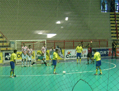 Great chance for the canarinhos... (Photo courtesy: Mateus Comberlato)