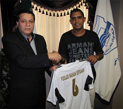 Shaking hands: Caf and Mohammad Reza Saket (Photo courtesy: Adriana Diniz)