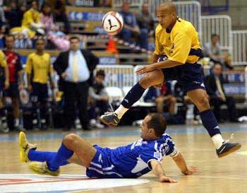 Cico (Muebles Caloto) is flying over Javi Rodriguez (Playas de Castellon) (Photo courtesy: Enrique Serrano - LNFS)