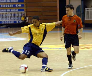 Pedrinho vs Robert (Photo courtesy: Enrique Serrano - LNFS)