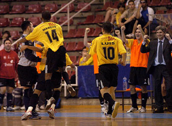Marcio, Luis Vazquez and Venancio Lopez celebrate the promotion ( Photo courtesy: LNFS)