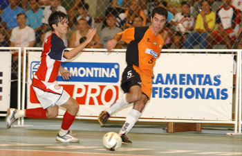 Carlinhos (ACBF) in action against Rafael (Ulbra)