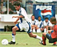 Carlos Ruiz in action (foto courtesy CONCACAF) ...