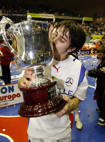 Cesar can kiss the Recopa Cup! (Photo courtesy: APHOTO - LNFS)