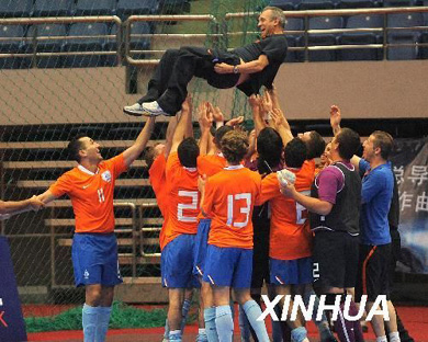 The deserved tribute for a great experience: Vic Hermans is flying high! (Photo courtesy: Xinhua)