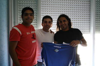 From the left: Chilavert, Sanchez and Gimenez with their new shirt (Photo courtesy: Napoli Calcio a 5)