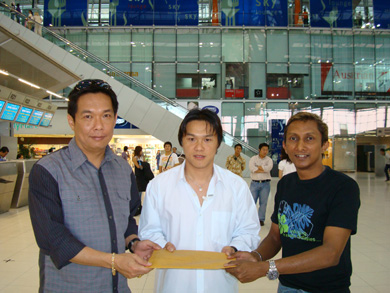 Somkid Chuenta and his... contract! (Photo courtesy: Liga Futsal Thailand)