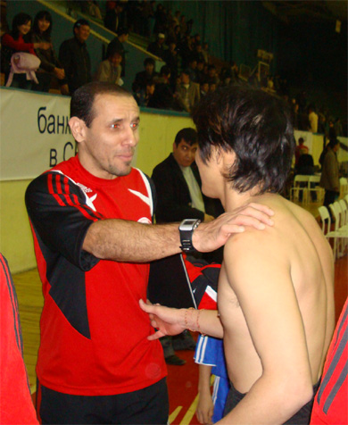 Final greetings between Alecio and Chuenta: one brazilian and one thai player in Kazakhstan! (Photo courtesy: Liga Futsal Thailand)