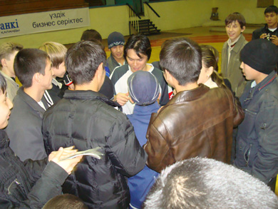 The hardest task of the day: signing autographs! Somkid Chuenta is the new star of Kazakh Futsal! (Photo courtesy: Liga Futsal Thailand)
