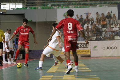 Julio Cesar and Lucio in action for Charleroi, against the Lottomatica's pivot Jabą (Photo courtesy: Joćo Paulo Gomes and XCapital)