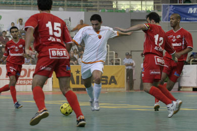 Everton in the belgian cage (Photo courtesy: Joćo Paulo Gomes and XCapital)