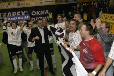 Songs of triumph... (Photo courtesy: Clearex Chorzow)