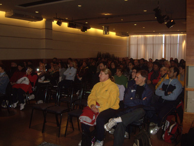 A massive crowd carefully followed the argentinean speaker (Photo courtesy: Vicente De Luise)