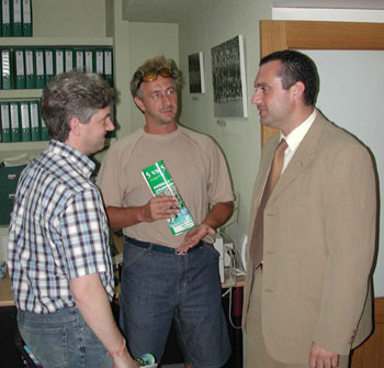 Max Quatti between Venancio and Santiago Marquez