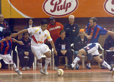 Carlos Chilavert in action vs San Lorenzo (Photo courtesy: Antonio Leon - ABC Color Digital)