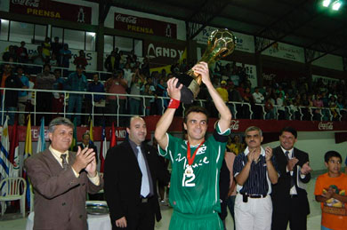 Falc�o can raise the cup! (Photo courtesy: Diario Digital ABC - Asuncion)
