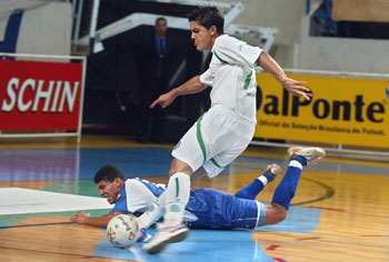 Leandrinho is scoring the first goal...