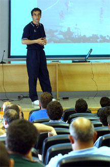 Javier Lozano speaking to the coaches ... (Foto courtesy LNFS)