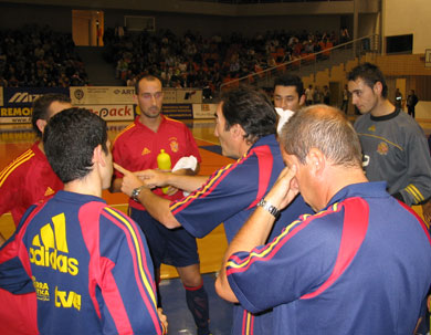 Lozano is indicating the right way (Photo courtesy: Radek Klier - www.czechfutsal.cz)