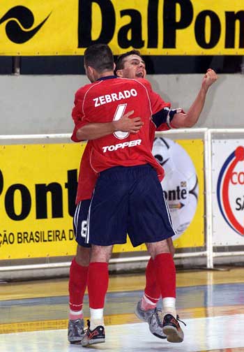 Zebrado and Ricardinho celebrating for Upef (Photo courtesy: Jo�o Pires)