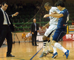 Carlos Sanchez try to... hypnotize Lukaian, while Simi is trying a more normal way to get the ball! (Photo courtesy: LNFS)