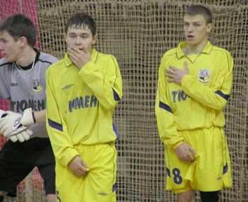 Ryabinin (1987!) and Maraduda (MFK Tyumen) trying to save theirselves... (Photo courtesy: Superleague.ru)