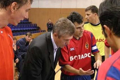 Time out for CSKA time-out during the second match: team captain A. Antipov with head coach A. Babkin (Photo courtesy: CSKA)