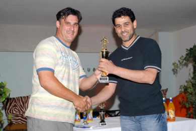 Yiannis Vakis, founder of Cyprusfutsal.com, awarding Mr.Andreas Pissis, Coach of the national champions Parnassos (Photo Cyprus Futsal)