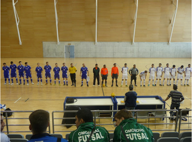 Omonoia Nicosia players having a look at the match! (Photo courtesy: Yiannis Vakis - Cyprus Futsal Portal)
