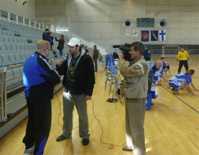 Jouni Pihlaja talking at the Cypriot television (Photo courtesy: Yiannis Vakis - Cyprus Futsal Portal)