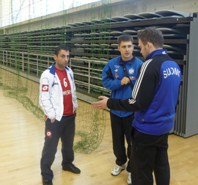 Ararat recent Latvian signing Oleg Matvejevs (in the middle) in talks with Finnish press officer Teemu Eskola and Ararat player Armen Danielyan (Photo courtesy: Yiannis Vakis - Cyprus Futsal Portal)