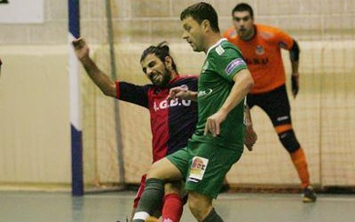 Konstantinos Poliviou (left, when playing for Ararat, he will represent Achilleas Kaimakliou in this season) in challenge vs former Omonoia Nicosia Aleksander Topalo, new player of AEL Limassol. In the background the Ararat and Cyprus goalkeeper Vassos Kyprianou (Photo courtesy: Sigmalive)