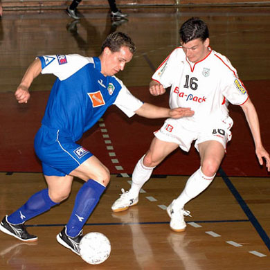 Era Pack Chrudim vs Viktoria Zizkov: Pavel Stejskal (blue shirt, Viktoria Zizkov) vs Pavel Formanek (white shirt, Era Pack) (Photo courtesy: Stanislav Musilek www.futsalmagazine.cz)