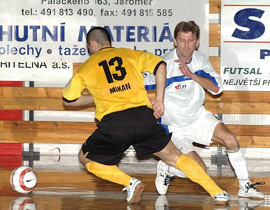 Torf Pardubice vs Nejzbach Vysoke Myto: Radek Mikan (yellow shirt, Nejzbach) vs Petr Mares (white shirt, Torf Pardubice... and yes: he's the third Mares brother!!) (Photo courtesy: Stanislav Musilek www.futsalmagazine.cz)
