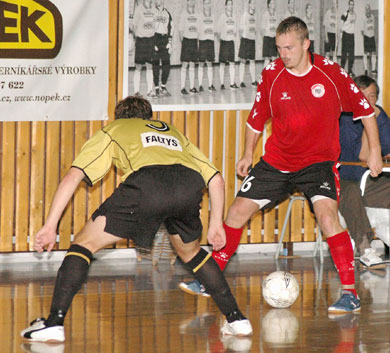 Nejzbach Vyskoke Myto vs Benago Praha: Czech National team player Petr Snidl (Benago Praha, red shirt) vs the young talent of Nejzbach, Tomas Faltys (Photo courtesy: Stanislav Musilek)