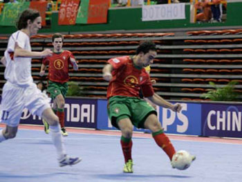 Leo is kicking while Michal Mares and Goncalo Alves (Photo courtesy: Pivo!)