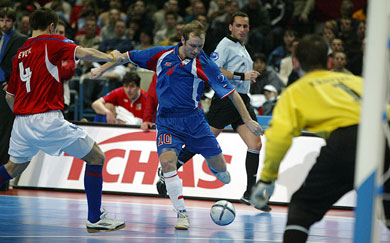 Abyshev (Russia) kicking at goal vs Levcik and Czech keeper Krayzel (Photo courtesy: Joe Pepler - UEFA.com)