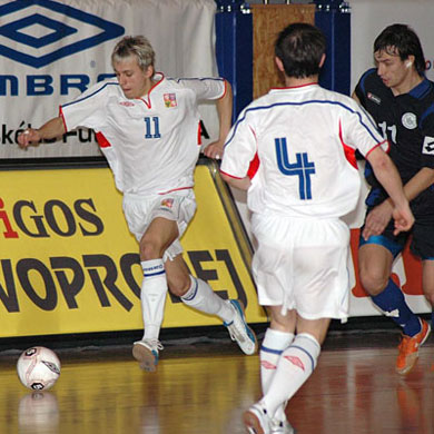 Resetar followed by Taranchuk, while Ziga is looking at the action (Photo courtesy: Stanislav Musílek - Czech Futsal)