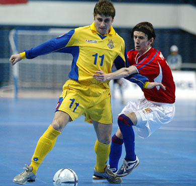 Pylypiv (Ukraine) vs Michal Mares (Czech Republic) (Photo courtesy: Joe Pepler - UEFA.com)